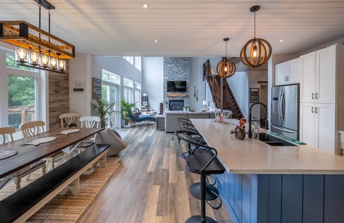 Seguin Cottage | Lakefront Cottage,with hot tub, book soon