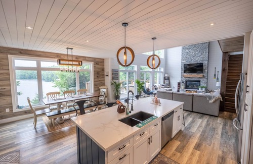 Seguin Cottage | Lakefront Cottage,with hot tub, book soon