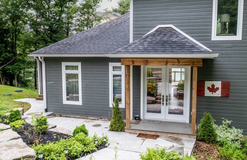 Seguin Cottage | Lakefront Cottage,with hot tub, book soon