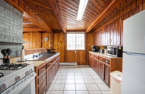 Mayfield House | Lakefront Cottage with Hot Tub & Fire Pit