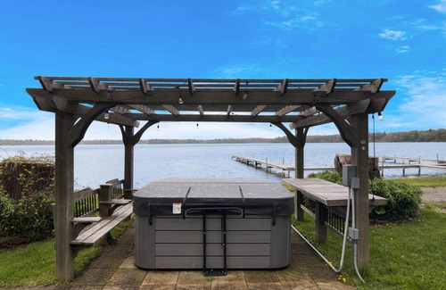 Mayfield House | Lakefront Cottage with Hot Tub & Fire Pit