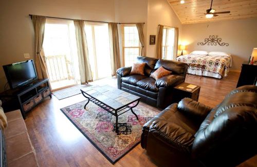 Carbondale House | Lakefront Cozy Cabin with Hot-tub in Carbondale, Illinois