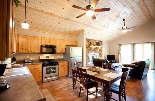 Carbondale House | Lakefront Cozy Cabin with Hot-tub in Carbondale, Illinois