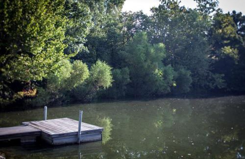 Carbondale House | Lakefront Cozy Cabin with Hot-tub in Carbondale, Illinois