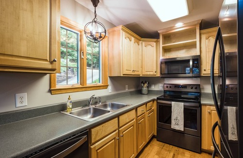 Unaka House | LAKEFRONT Dock Holiday - Hiwassee Lakefront home with Resort Activities!