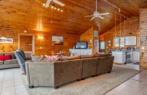 Geneva Cottage | Lakefront | Dock | Spacious Shoreline