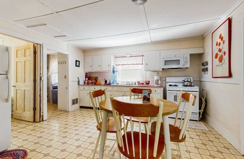 Smithfield Cottage | Lakefront dog friendly cottage w/a dock & beautiful sunset views