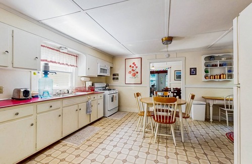 Smithfield Cottage | Lakefront dog friendly cottage w/a dock & beautiful sunset views