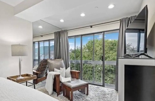 Kelowna Central Business District Condo | Lakefront Downtown Condo