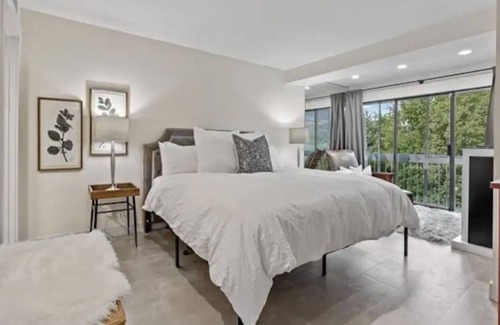 Kelowna Central Business District Condo | Lakefront Downtown Condo