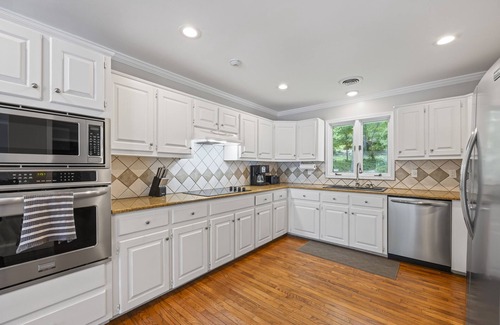 Lavonia House | Lakefront Dream-2 kitchens, fire pit, pets ok, Clemson & Bulldog game Homebase