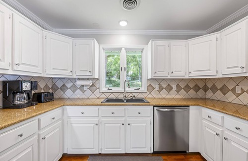 Lavonia House | Lakefront Dream-2 kitchens, fire pit, pets ok, Clemson & Bulldog game Homebase