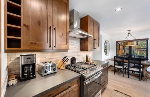 Estes Park House | Lakefront Escape Two Large Patios, Jacuzzi and Indoor Outdoor Fireplace