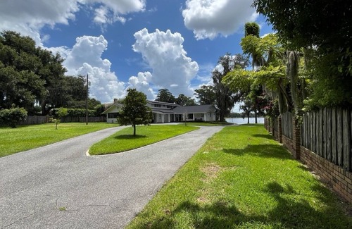 Edgewood House | Lakefront Estate, Central Location, Boat ramp and more