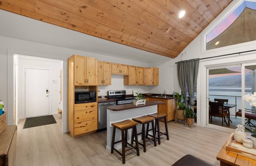 Central Okanagan House | Lakefront Estate on Lake Okanagan in Peachland BC