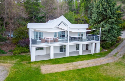 Central Okanagan House | Lakefront Estate on Lake Okanagan in Peachland BC