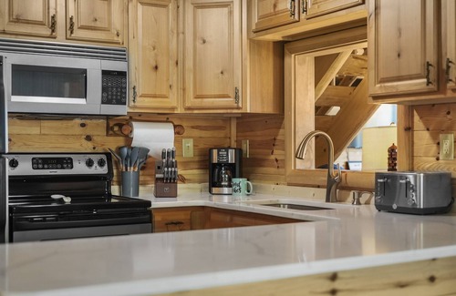 Houghton Lake Ski Chalet | Lakefront - Fall Colors Family Getaway with Dock!