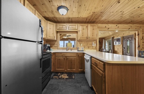 Houghton Lake Ski Chalet | Lakefront - Fall Colors Family Getaway with Dock!