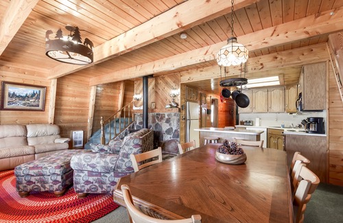 Island Park House | Lakefront,Firepit,Grill,Kayaks,Private Dock,20m Yellowstone,Sleeps 6, Henry's Hatch Cabin