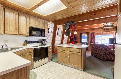 Island Park House | Lakefront,Firepit,Grill,Kayaks,Private Dock,20m Yellowstone,Sleeps 6, Henry's Hatch Cabin
