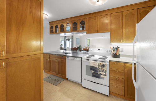 Olympia House | Lakefront Gateaway at Chambers Lake - 3 bd 2 ba w/AC