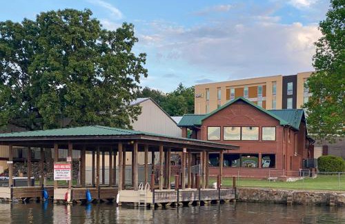 Lake Hamilton House | Lakefront Gem with Docks in Hot Springs!