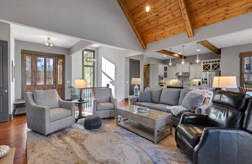 Seneca House | Lakefront Getaway~Dock~Fire Pit~Kayak & Games!