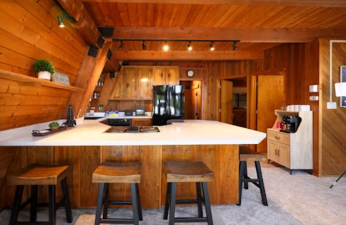 Saunders Lake House | Lakefront Glass House w/Dock & Views