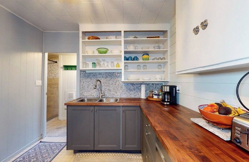 Central Huron Cottage | Lakefront Haven Beachfront escape-Private Steps