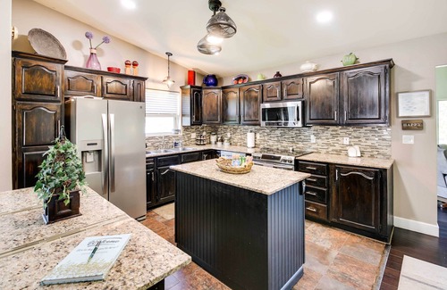 Mid America House | Lakefront Haven Near Oaklawn & Casino Resort!