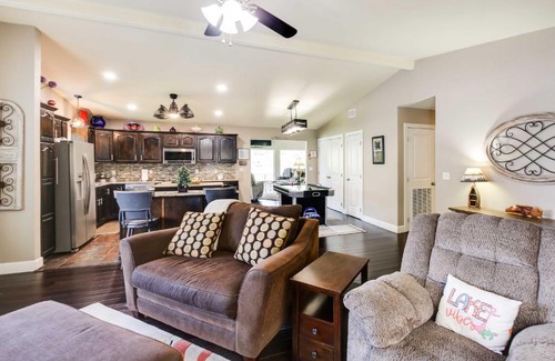 Mid America House | Lakefront Haven Near Oaklawn and Casino Resort!