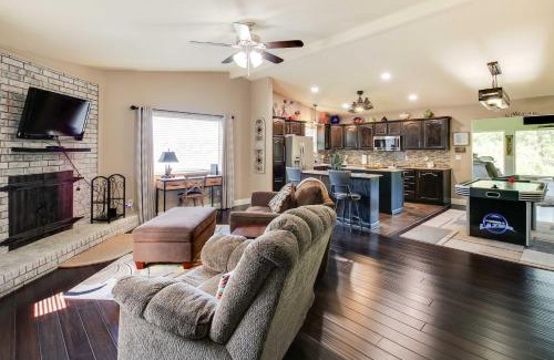 Mid America House | Lakefront Haven Near Oaklawn and Casino Resort!