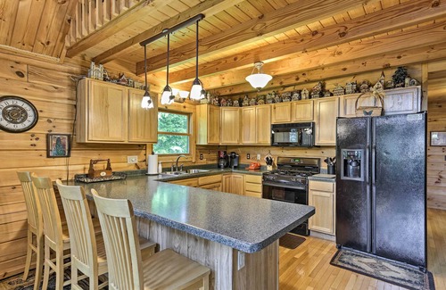 Hazelhurst Cabin | Lakefront Hazelhurst Cabin: Dock & Pool Table
