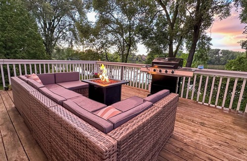 Columbia Heights House | Lakefront hideaway in the city