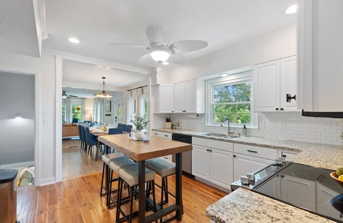 Williamstown House | Lakefront + Hiking Trail + Huge Family Friendly House + near Ark Encounter