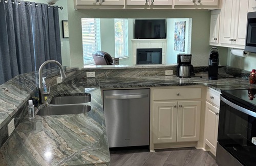 Lake Hamilton Condo | Lakefront home away from home!