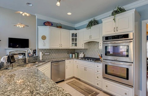 Evans House | Lakefront Home for Families & Groups – Pool, Kayaks, BBQ, Deck, Fishing