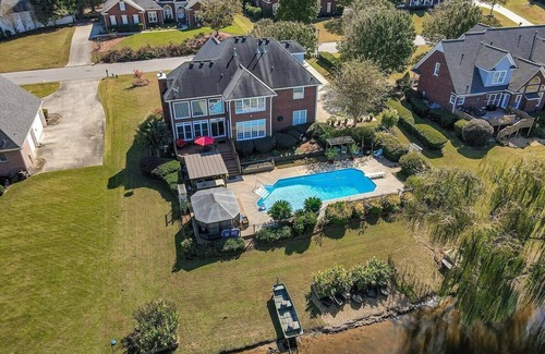 Evans House | Lakefront Home for Families & Groups – Pool, Kayaks, BBQ, Deck, Fishing