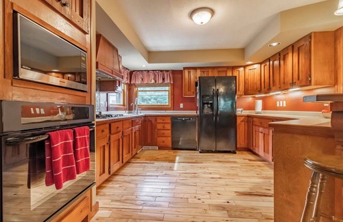 Friendship House | LAKEFRONT HOME ON CASTLE ROCK LAKE WITH PRIVATE PIER - PET FRIENDLY