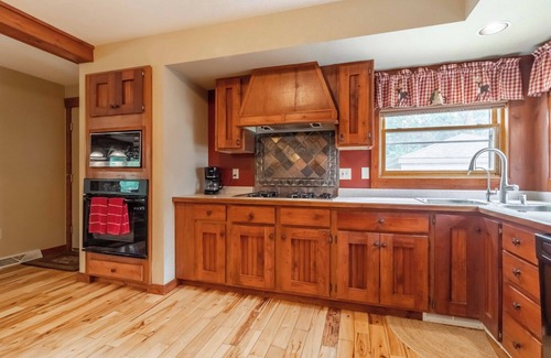 Friendship House | LAKEFRONT HOME ON CASTLE ROCK LAKE WITH PRIVATE PIER - PET FRIENDLY
