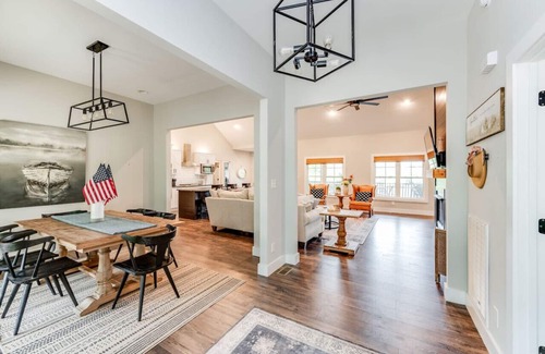 Smith Mountain Lake House | Lakefront Home on SML! Hot Tub, Game Room, Firepit
