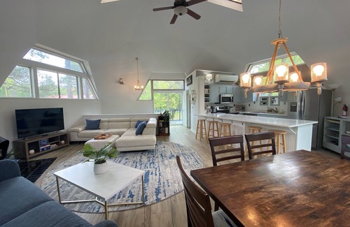 Eatonton House | Lakefront Home w/Covered Boat Slip & Fast Internet on Lake Sinclair