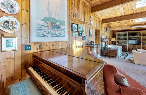 Franklin House | Lakefront Home W/ Fast WiFi, Furnished Deck, Water Views & Full Kitchen!