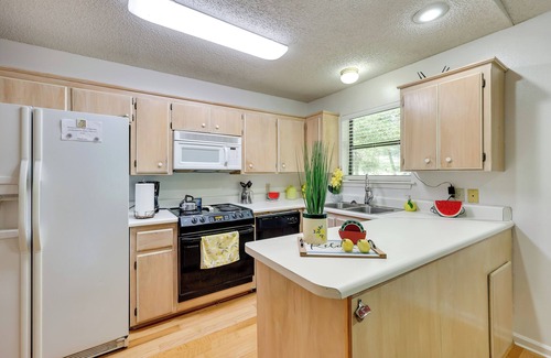 Mid America House | Lakefront Home w/Kayaks & Dock in Hot Springs!