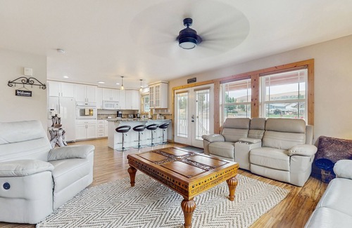 Cle Elum House | Lakefront home with kayaks and paddle boat, full kitchen and private BBQ
