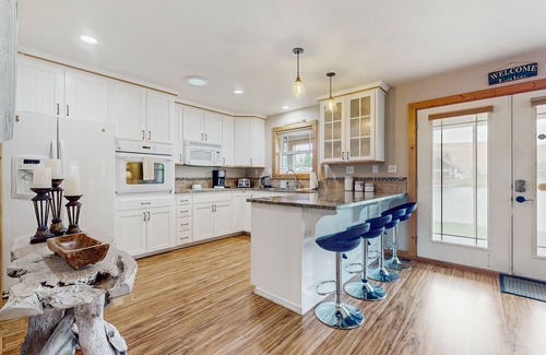 Cle Elum House | Lakefront home with kayaks and paddle boat, full kitchen and private BBQ