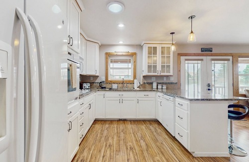 Cle Elum House | Lakefront home with kayaks and paddle boat, full kitchen and private BBQ