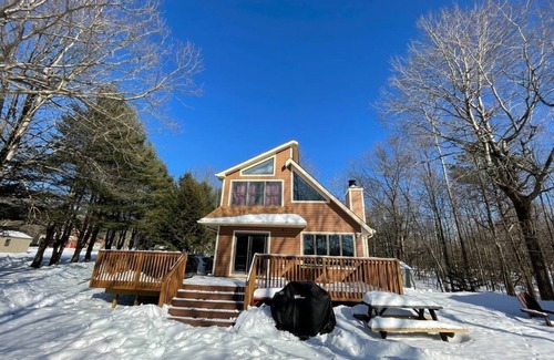 Briar Crest Woods House | Lakefront: Hot Tub, Kayaks, Central AC, Xbox, Home Theater, Games, Beach & Ski