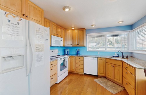 Chelan House | Lakefront house with washer/dryer, private dock & 2-level deck - near vineyards