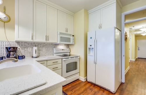 Huddleston Condo | Lakefront Huddleston Condo w/Community Pool